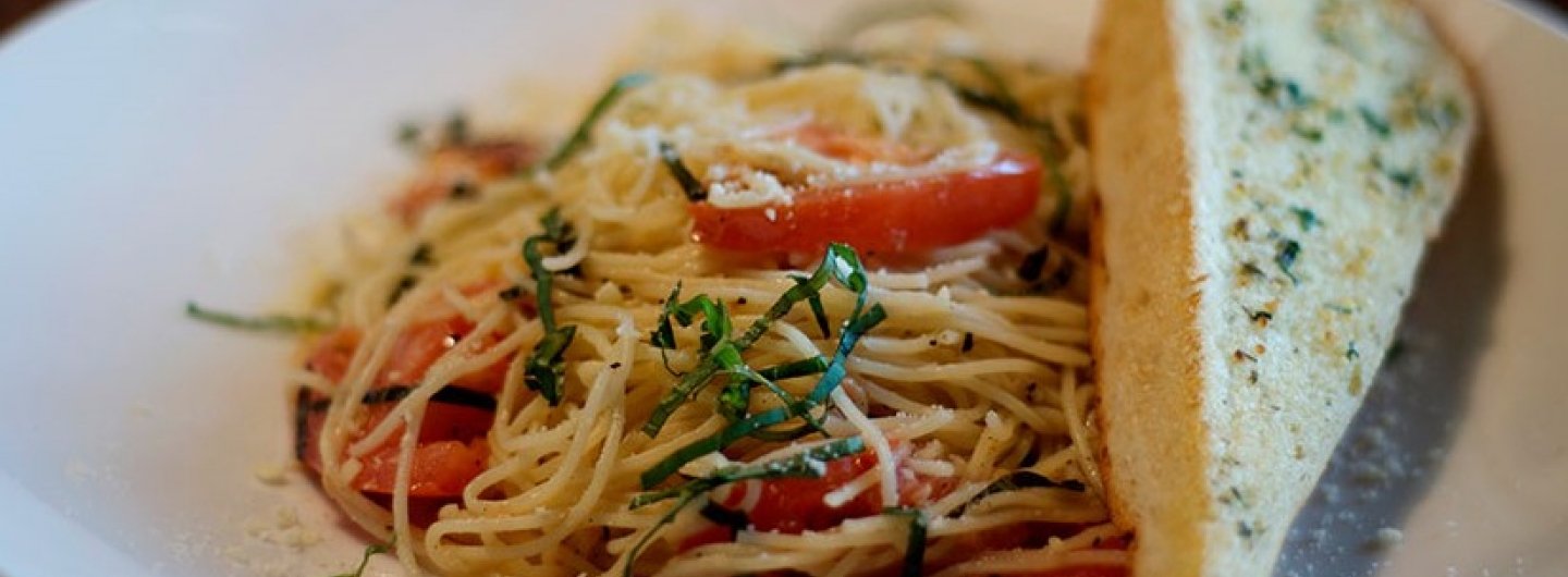 pasta noodles with fresco and tomatoes and garlic bread